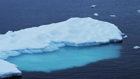 Iceberg-Azul-Flotando-Cerca-En-El-Océano,-Icebergs-Antárticos-Y-Hielo-En-El-Agua-Del-Océano-De-La-Península-Antártica-Con-Hermosas-Formas-Y-Patrones-En-El-Paisaje-Marino-Invernal,-Detalle-De-Iceberg-En-Una-Escena-Helada-De-Invierno