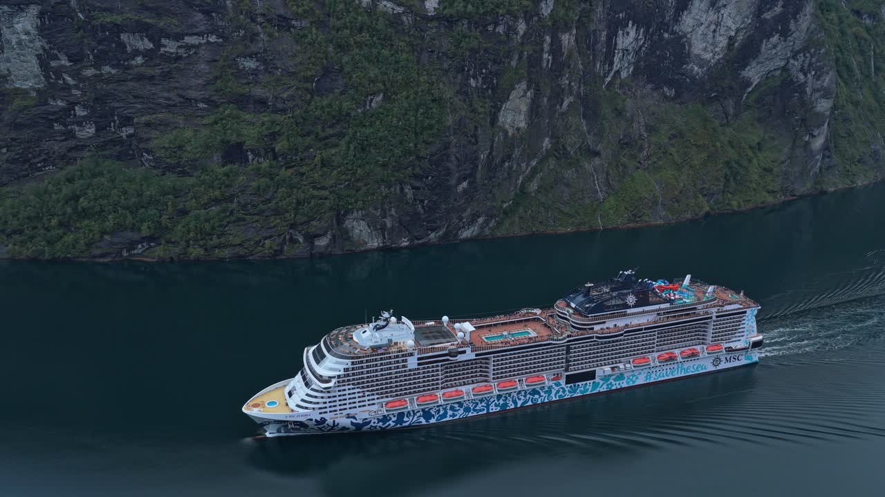 Vista drone di una grande imbarcazione che naviga attraverso il maestoso Geirangerfjord.