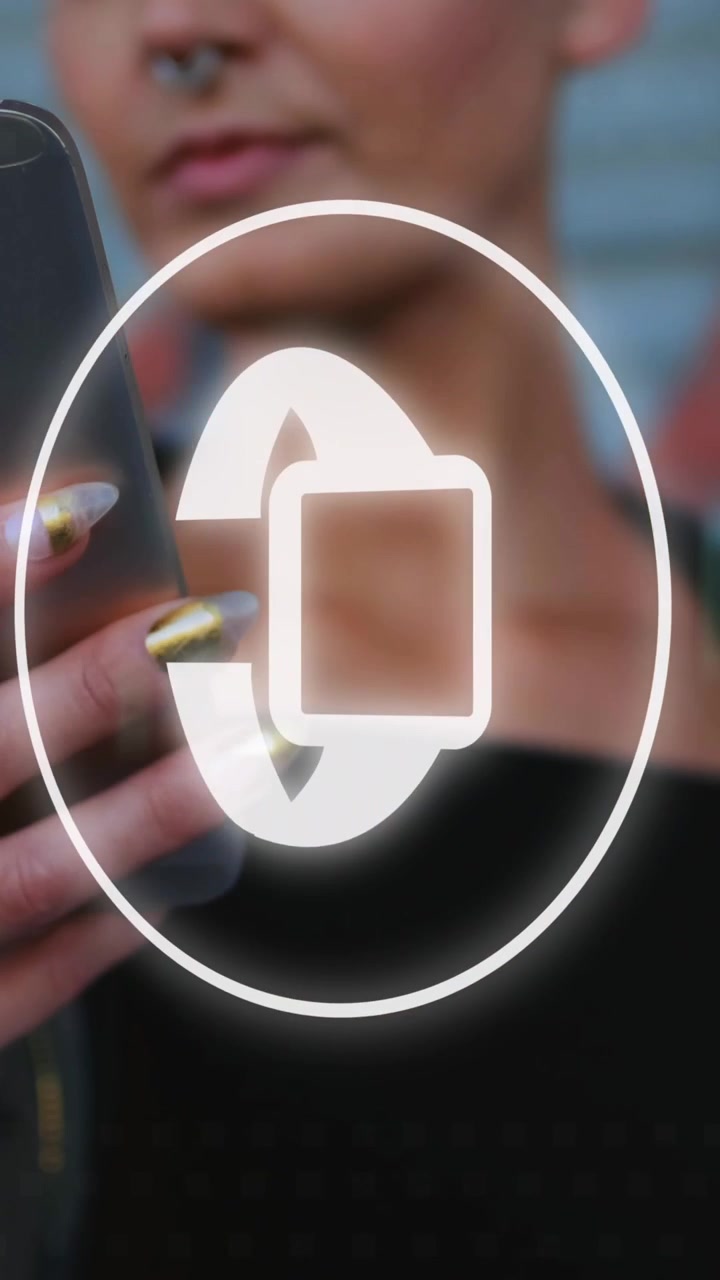 Animazione di una rete di icone su una donna caucasica che usa lo smartphone