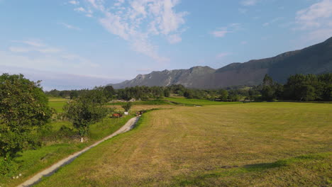 vista aérea do grupo de três peregrinos caminhando juntos na estrada de terra em um dia ensolarado 5