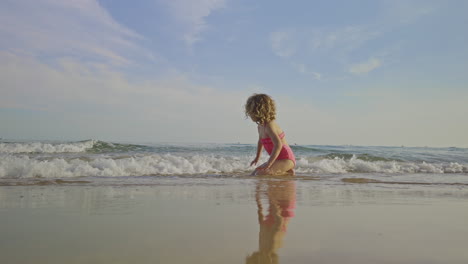 Kleines-Mädchen-Spielt-Am-Meer-Am-Strand