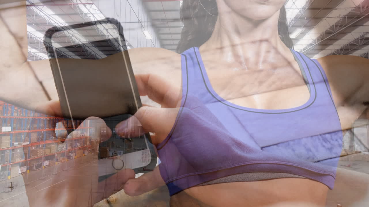 animación de manos usando teléfono inteligente y mujer caucásica sobre el almacén.