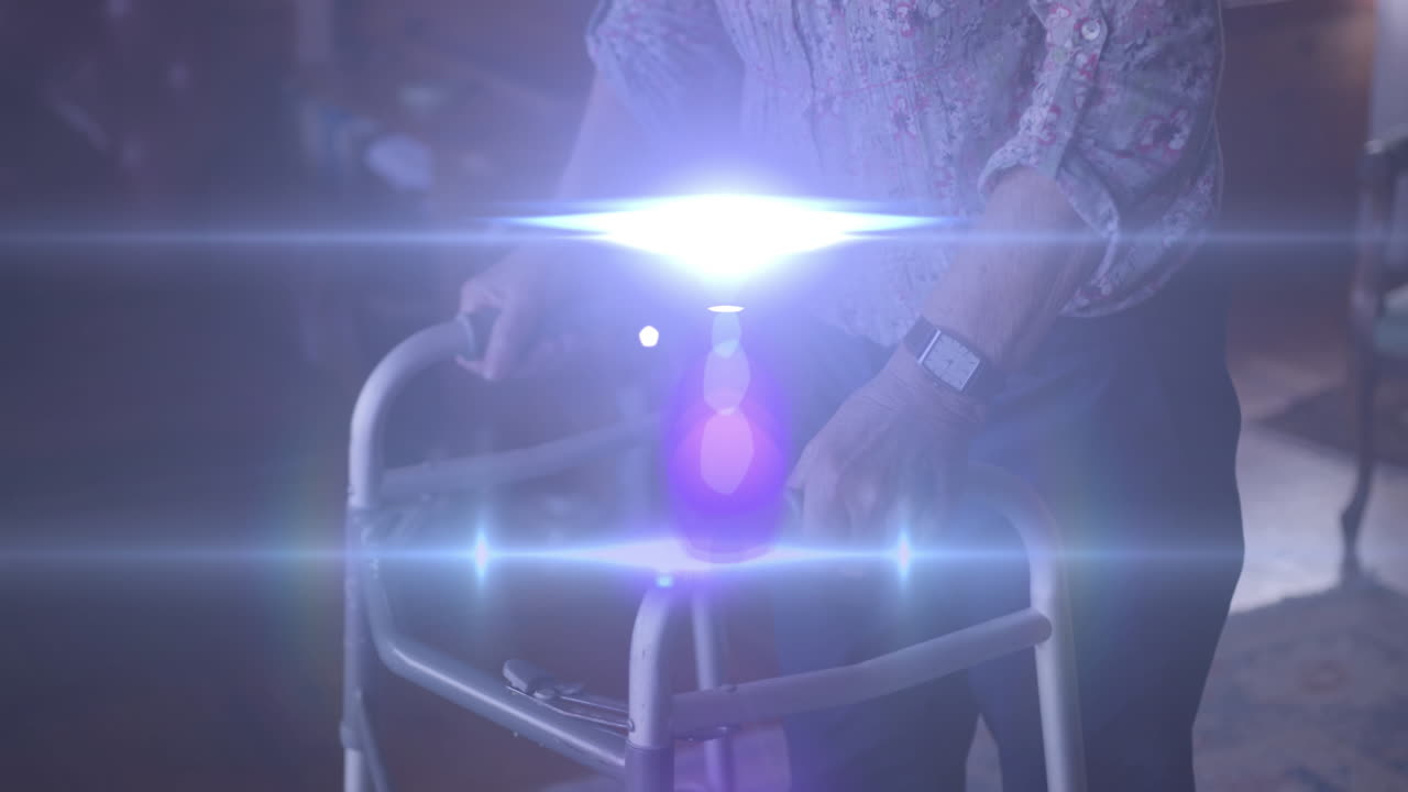 ⁇ 는 프레임을 사용하여 고령 백인 여성의 중간 부분을 가로질러 움직이는 빛의 애니메이션