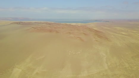 Malerische-Aussicht-Auf-Die-Wüstenlandschaft-Von-Einer-Drohne-Aus-Der-Luft-In-Peru