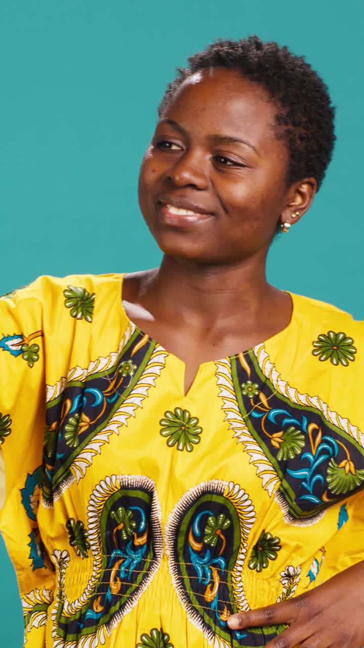 Donna africana felice che ride e fa gesti giocosi con le mani