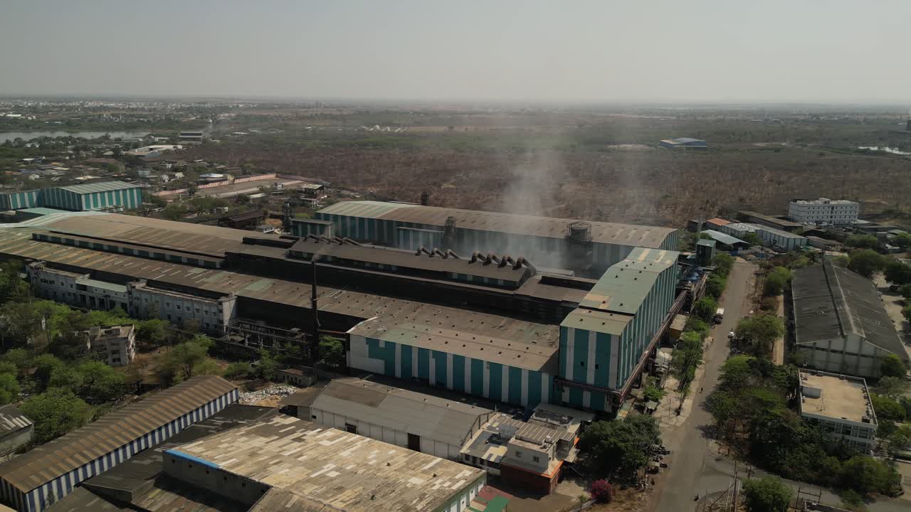Fumo dell'industria siderurgica ripreso da un drone che si avvicina a Jalna, nel Maharashtra