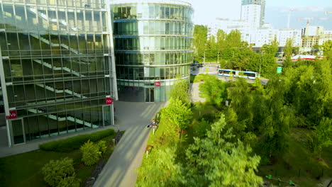 Frondosos-árboles-Verdes-En-El-Jardín-Del-Edificio-Del-Parque-Científico-Y-Tecnológico-De-Pomerania-En-Gdynia,-Polonia