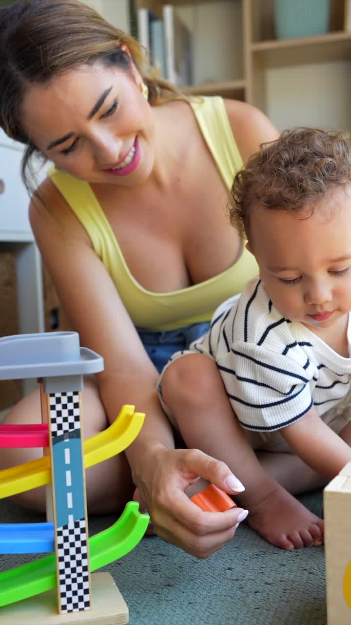 madre e hijo jugando con juguetes