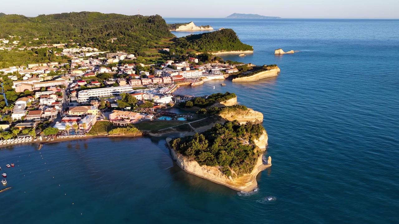 Sidari Sahil Tatil Kasabası ve Aşk Kanalı Kayalıkları'nın Altın Saatte Havadan Panoramik Görünümü, Korfu, Yunanistan