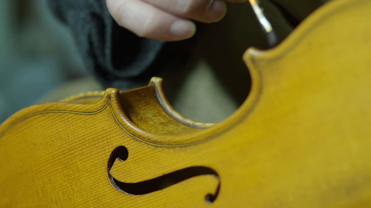 Subtle antiquing work adds depth and authenticity to the violin’s ribs, worn our vintage appearance, reflecting high craftsmanship and tradition
