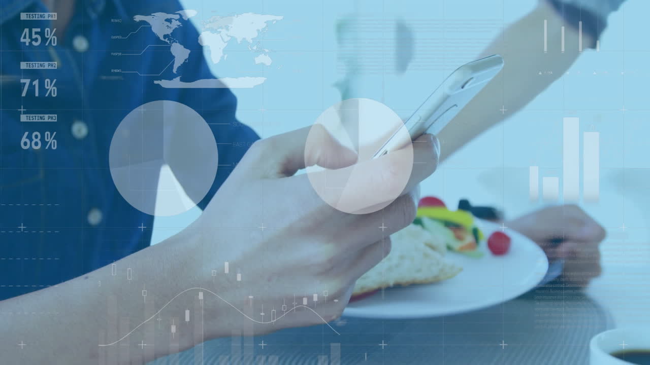 animación de procesamiento de datos y diagramas sobre un hombre biracial usando un teléfono inteligente y almorzando