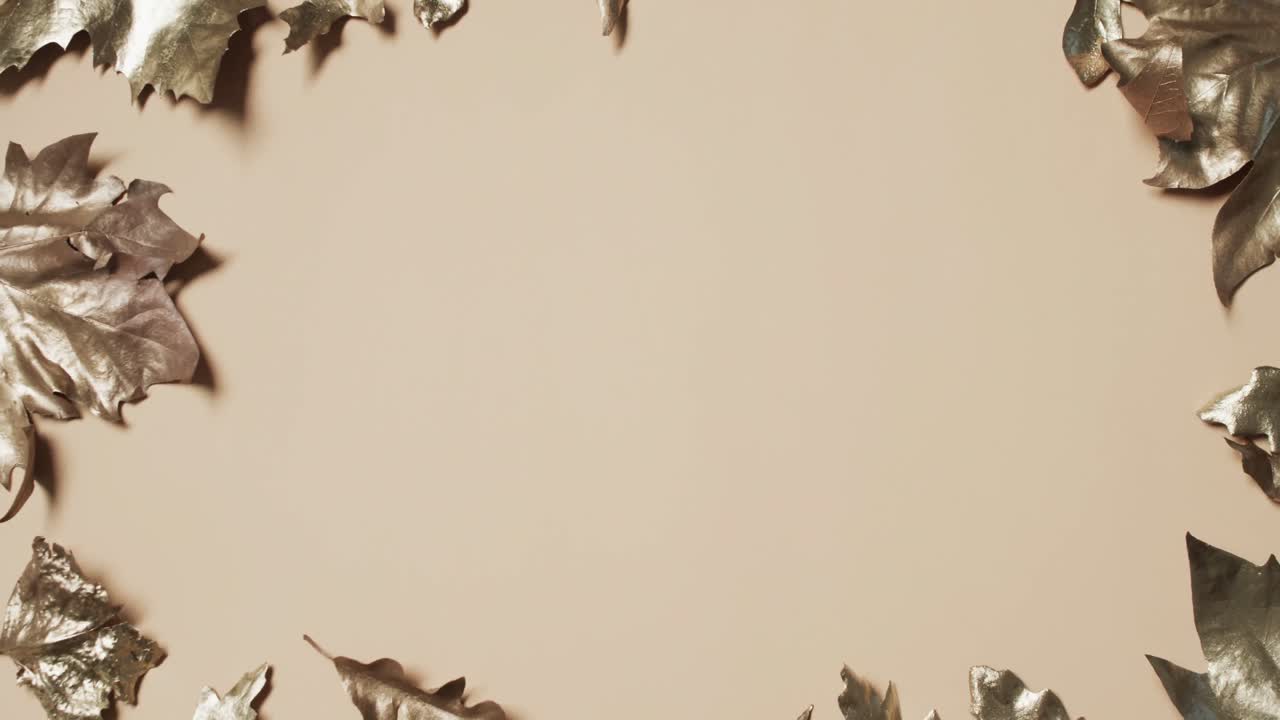 노란색 배경에 복사 공간과 함께 할로윈 가을 금속 잎의 비디오