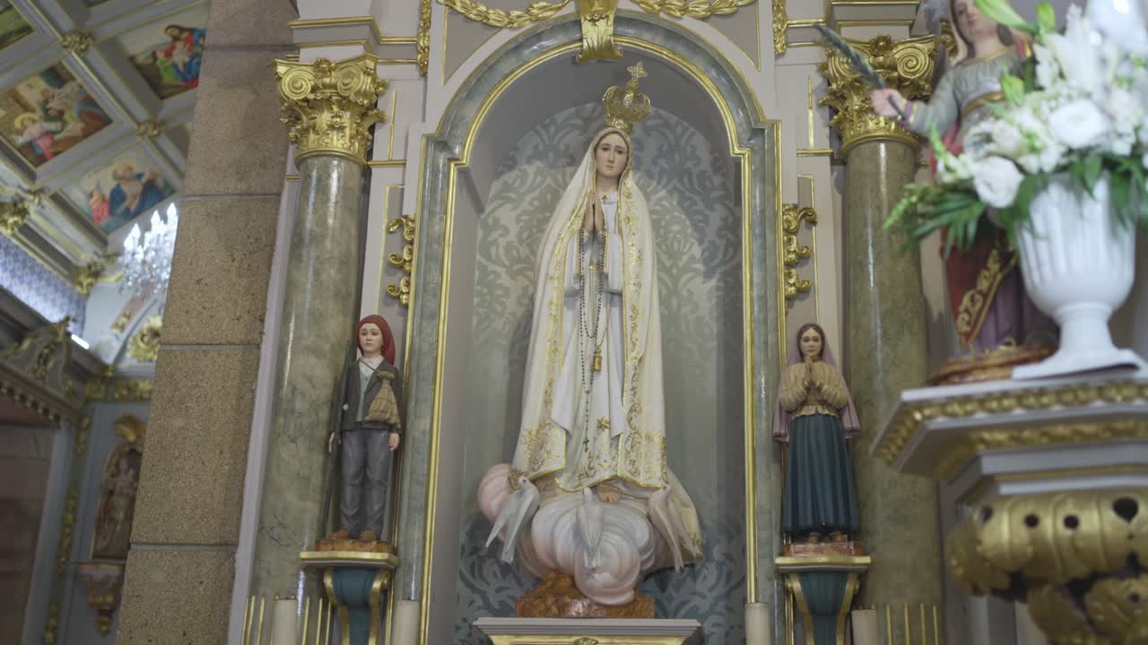 성모 파티마와 아이들의 조각상이 있는 화려한 종교 제단