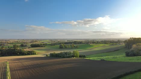 Luftaufnahme-Eines-Feldes-Auf-Dem-Land-Bei-Sonnenuntergang