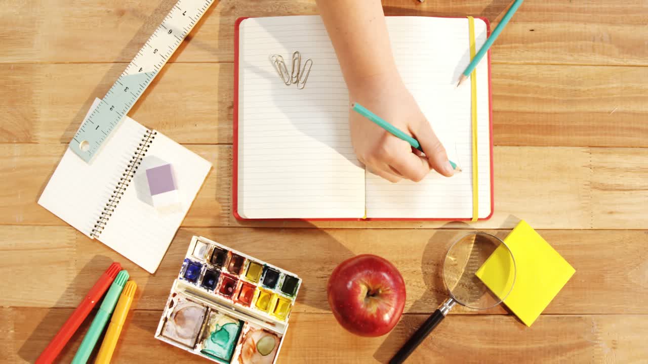 dibujando a mano en un diario