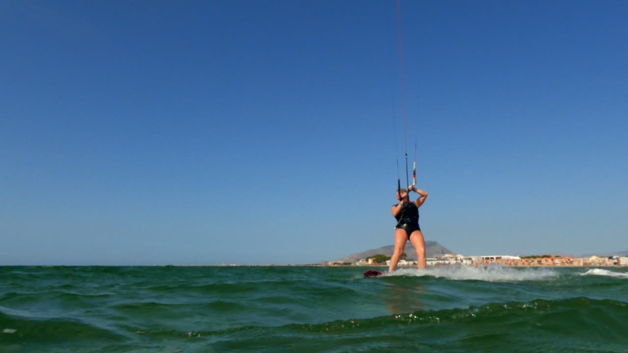 perspectiva de la superficie del agua de personas activas que practican kitesurf y windsurf por concepto deportivo y estilo de vida saludable