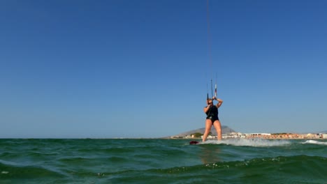 Perspectiva-De-La-Superficie-Del-Agua-De-Personas-Activas-Que-Practican-Kitesurf-Y-Windsurf-Por-Concepto-Deportivo-Y-Estilo-De-Vida-Saludable