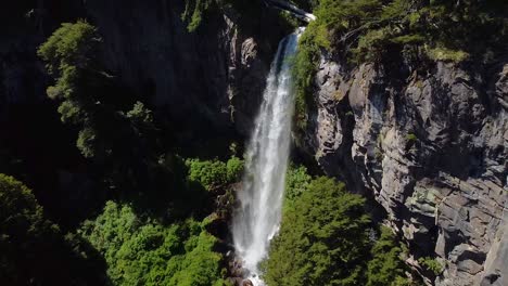 vista aérea de la cascada y el majestuoso paisaje natural capturado en la patagonia, argentina, sudamérica