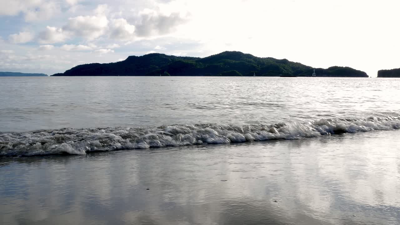 좋은 날씨에 휴일에 부드러운 파도와 함께 바다와 산이 내려다 보이는 해변의 전망, 사툰 지방, 태국