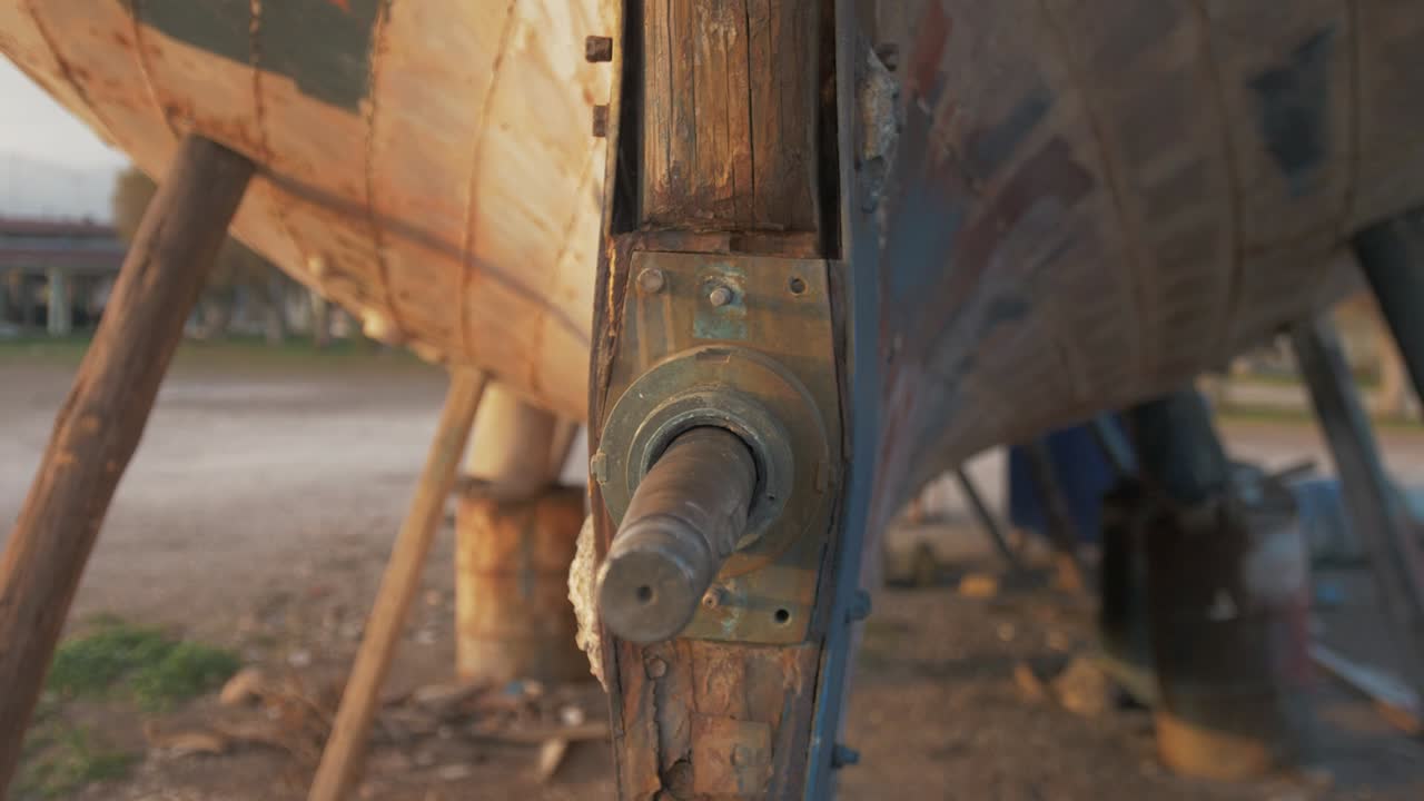 아름 다운 오래 된 소박한 sapele 목재 널빤지 보트 선미 짐벌 샷