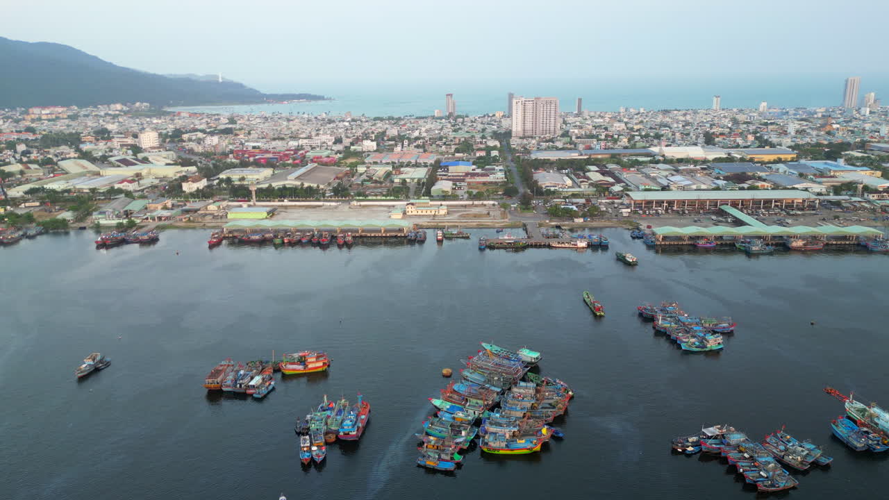 드론이 다 항구 위로 물러났고, 에는 베트남의 어선들이 있었다.