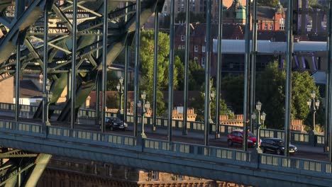 Autos-Corriendo-En-Un-Puente-En-La-Ciudad-De-Newcastle