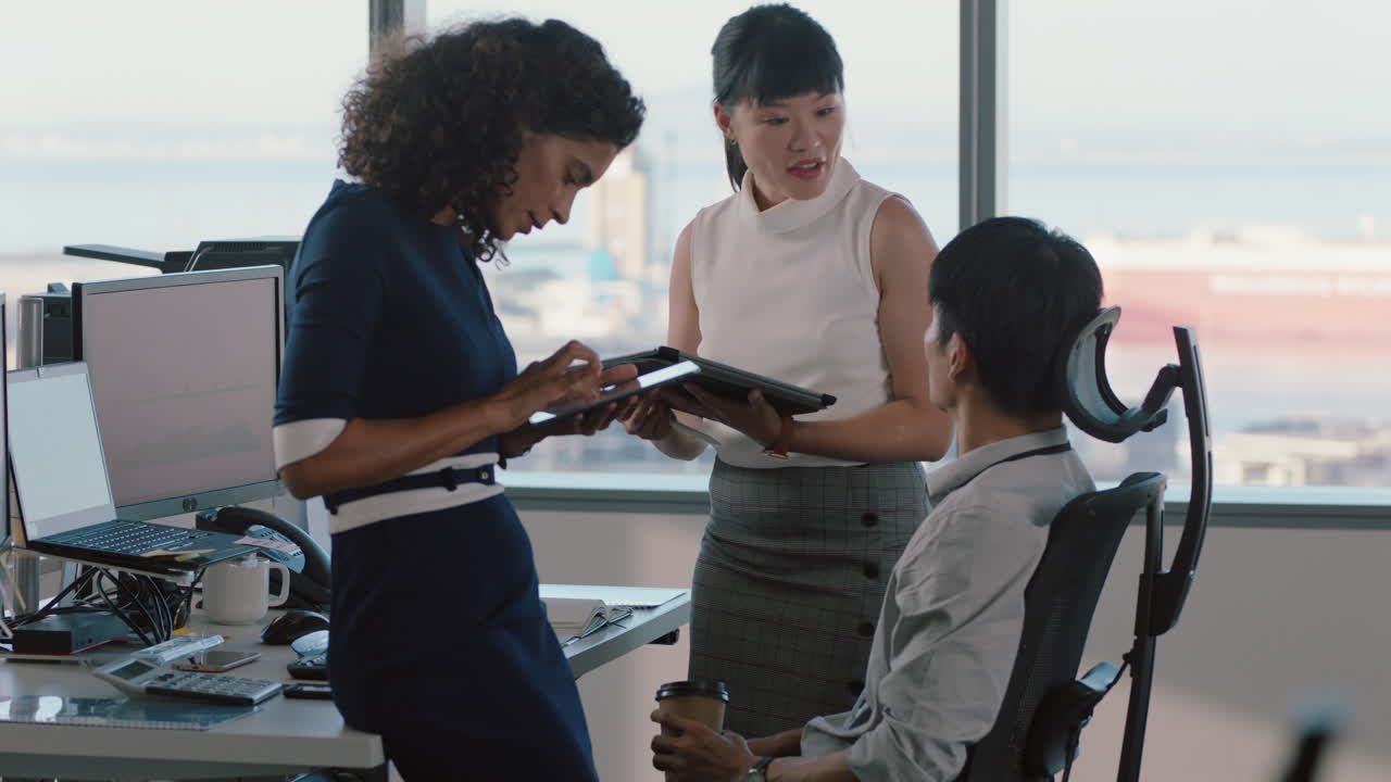 gente de negocios trabajando líder de equipo asiático mujer reuniéndose con colegas discutiendo gerente de proyecto compartiendo ideas en computadora tablet grupo de ejecutivos haciendo lluvia de ideas en la oficina