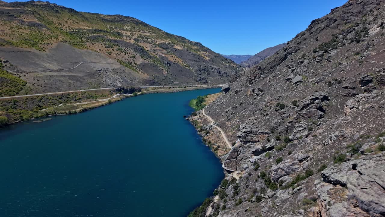 Stunning views of Lake Dunstan trail with rugged cliffs and serene water