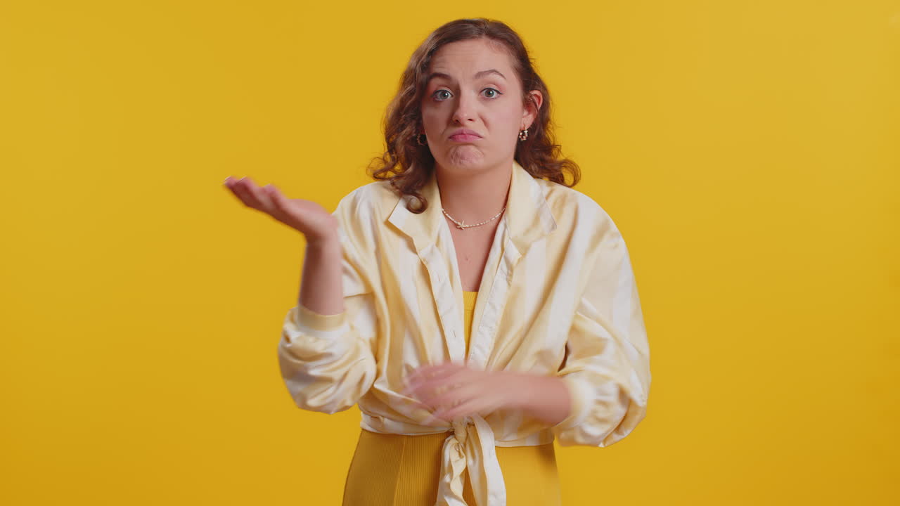 desconcertada, sin idea, insegura, mujer levantando las manos, indefensa, avergonzada, confundida, pregunta difícil.