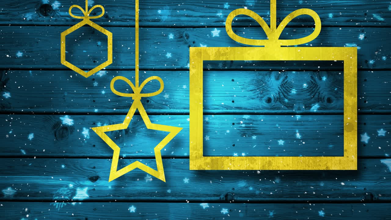 composición de video con nieve sobre adornos de navidad en madera