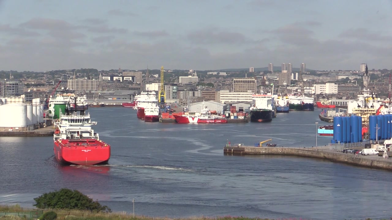 Aberdeen Havn med skibsmanøvrering i bassinet på en solrig dag