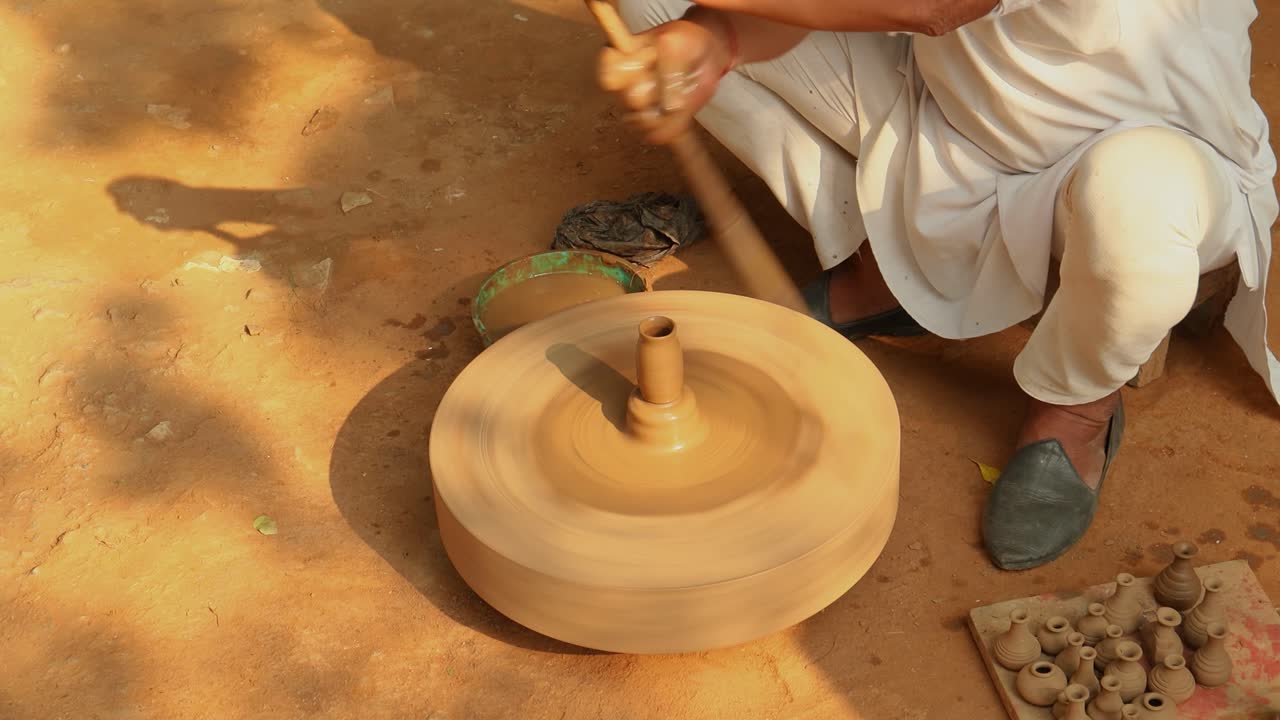 Potter al lavoro fa piatti di ceramica. India, Rajasthan.