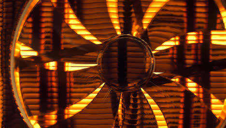 Toma-En-Bucle-Continuo-De-Nuevos-Ventiladores-De-Refrigeración-Giratorios-Y-Reflectantes.-Fila-Interminable-De-Ventiladores-De-Computadora-Retroiluminados-Por-Una-Luz-Naranja-Brillante.-Tecnología,-Ingeniería,-Industria,-Electricidad,-Concepto-De-Máquina.-4k.