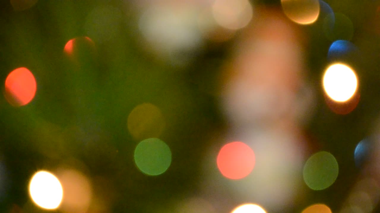 Immagine sfocata di luci accese su un albero di Natale