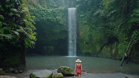 Reisefrau-Blickt-Auf-Den-Wasserfall-Im-Regenwalddschungel-Und-Erkundet-Allein-Den-Exotischen-Urlaub-In-4K