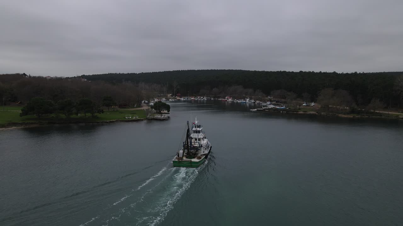Barco de pesca en el lago