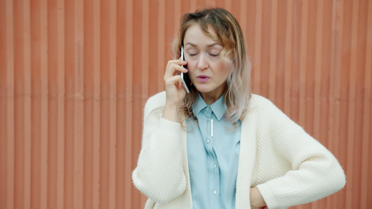 야외에서 전화하는 여자