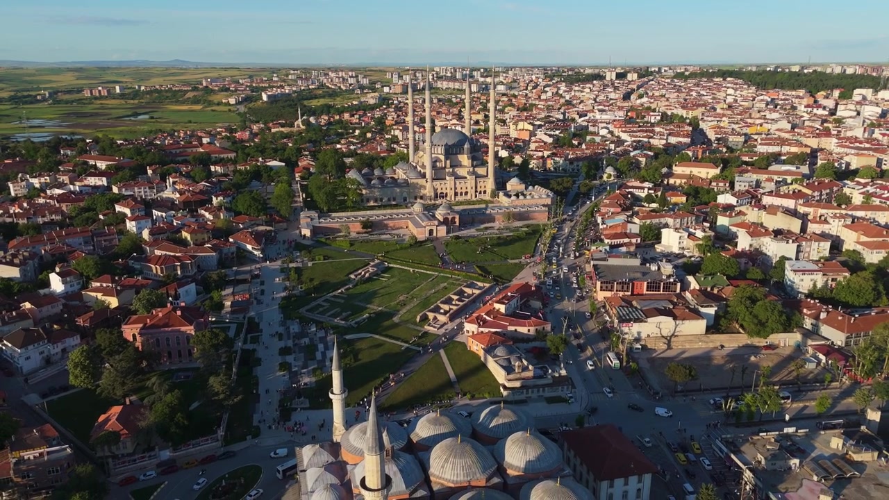Türkiye'nin Edirne şehrinin muhteşem büyük cami mimarisine ve geleneksel yerleşim mahallelerine bakan yüksek irtifa havadan drone panoraması.