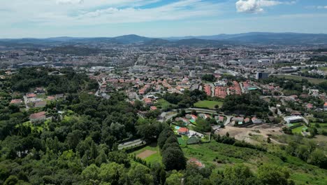 Stadt-Braga-An-Einem-Sonnigen-Tag-Luftaufnahme,-Nordportugal,-Vom-Heiligtum-Bom-Jesus-Aus-Gesehen