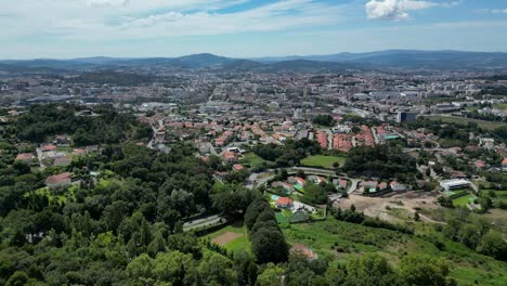 ciudad de braga en un día soleado toma aérea, norte de portugal, vista desde el santuario de bom jesus