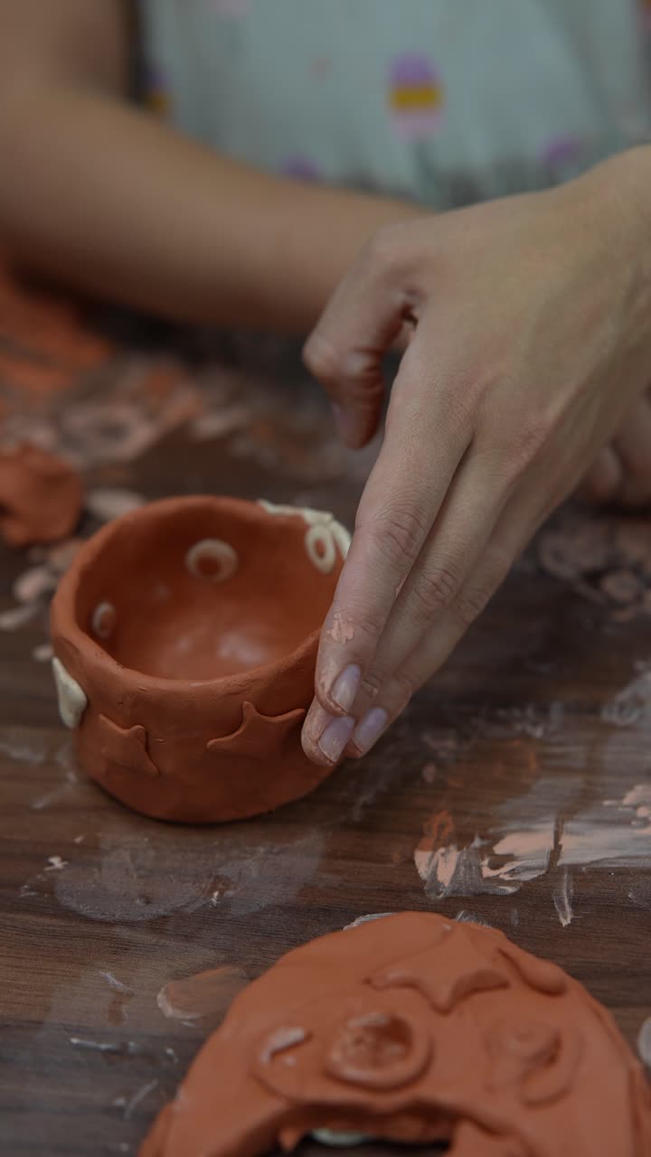 점토 비 를 만드는 어린이 들