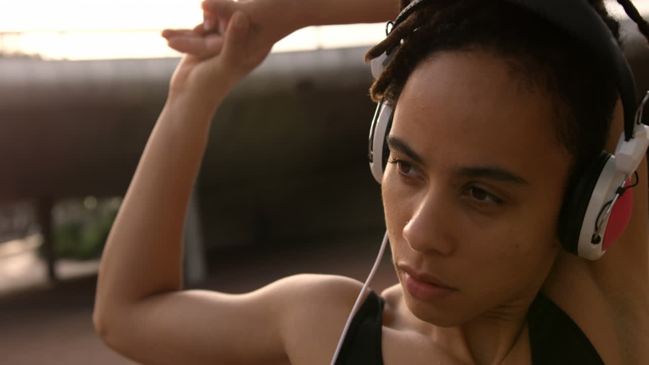 vista frontal de una joven mujer afroamericana haciendo ejercicio en la ciudad 4k