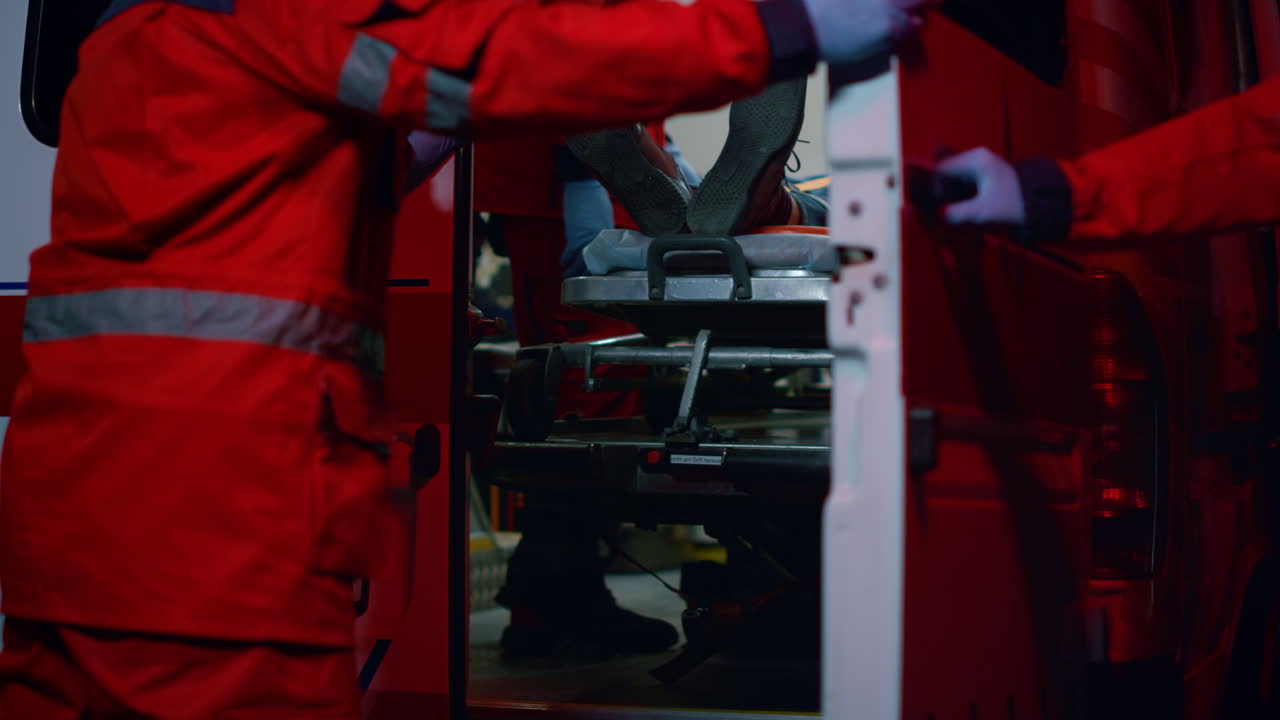 여성과 남성 응급 의사가 응급 차량의 문을 닫습니다.