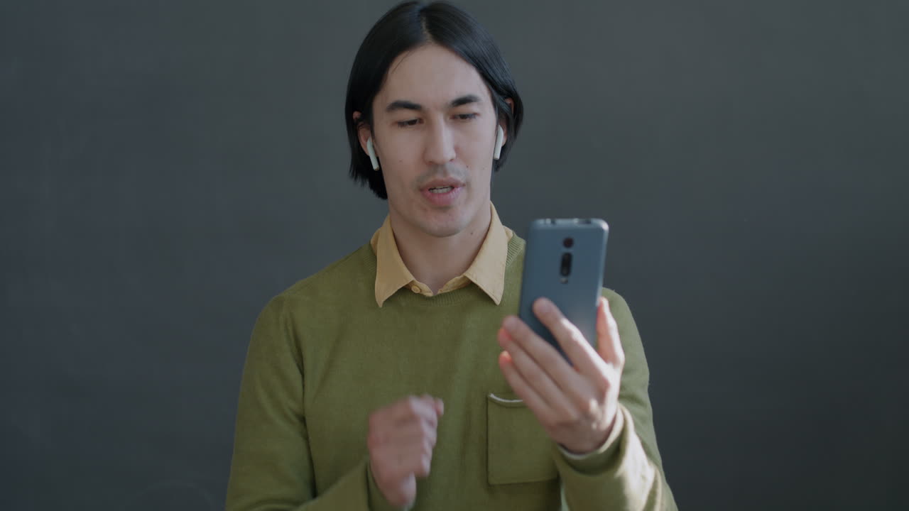 비디오 통화를 하는 남자