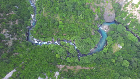 Blick-Auf-Den-Fluss-Vikos,-Der-Durch-Eine-Bewaldete-Landschaft-Fließt