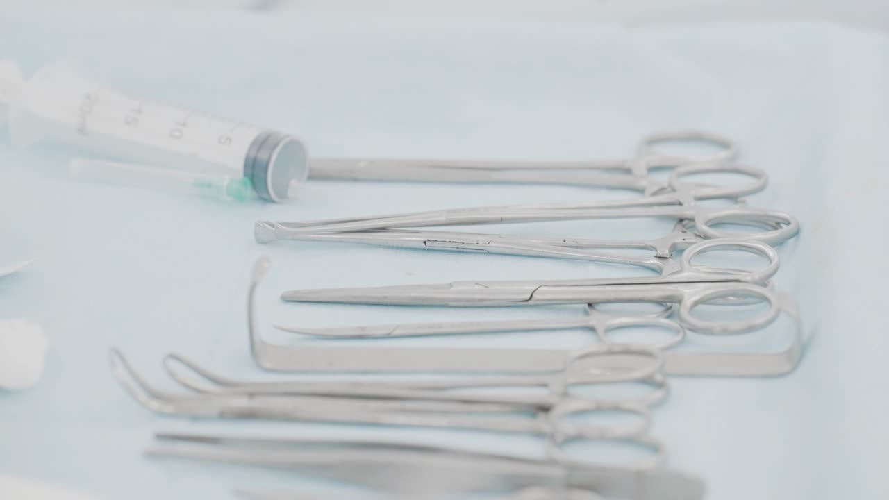 트레이에 있는 수술 도구