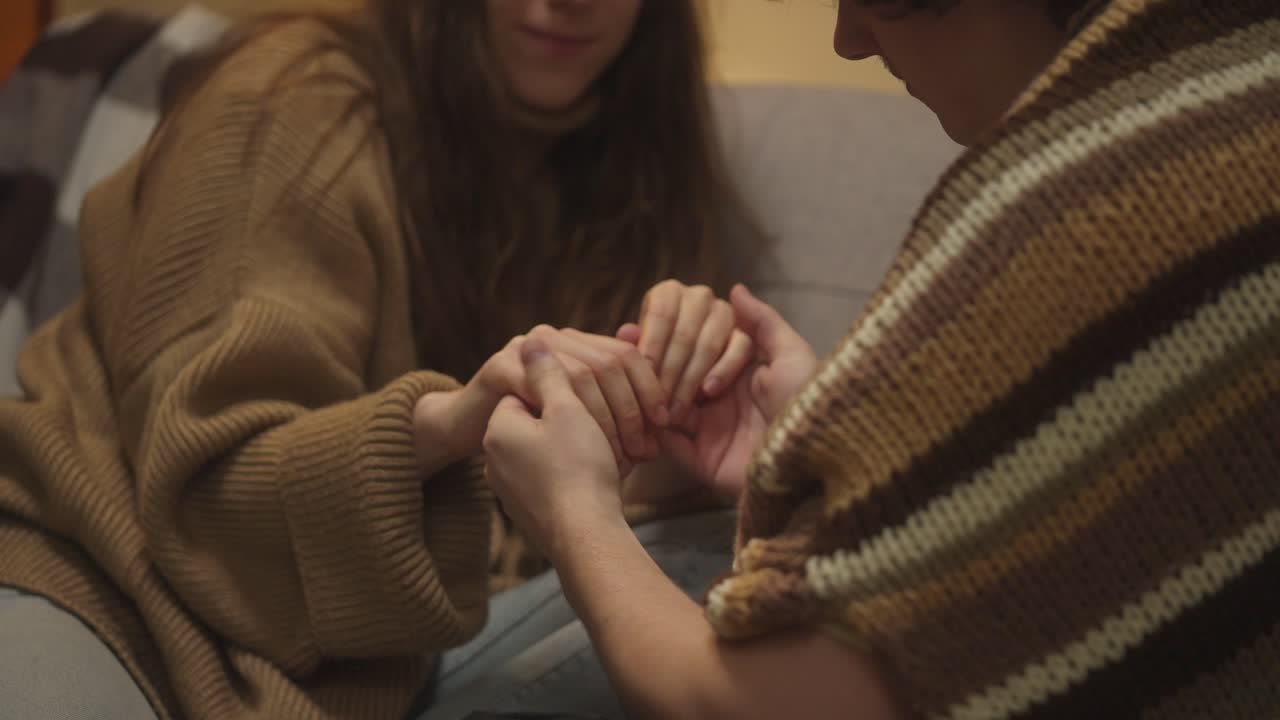 una pareja tomándose de la mano