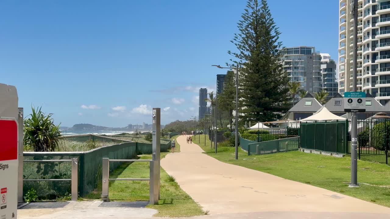 은 날 해안 경로를 따라 산책