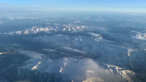 montañas de los alpes italianos desde una cabina de jet volando a 10000m de altura