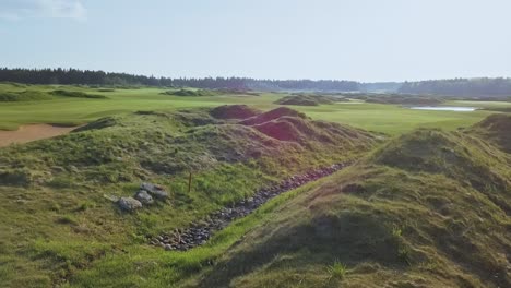 campo de golf con hermosas colinas verdes en verano vista aérea